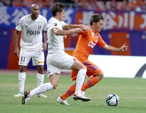 新潟－浦和　後半、競り合うＭＦ高木善朗＝ビッグスワン