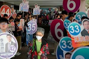 投票を呼びかける各候補の支持者=7日、香港(共同)