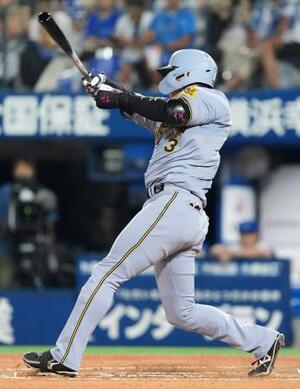 9回阪神2死一塁、大山が右越えに逆転2ランを放つ=横浜