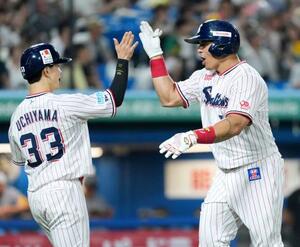 7回、同点2ランを放ち内山(33)とタッチを交わすヤクルトのオスナ=神宮