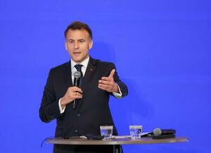 1日、東京都内で開かれた日仏の経済フォーラムで演説するフランスのマクロン大統領(ロイター=共同)