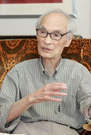 「製塩作業中、上空に米軍機が飛ぶこともあった」と振り返る苅部富雄さん=新潟市中央区