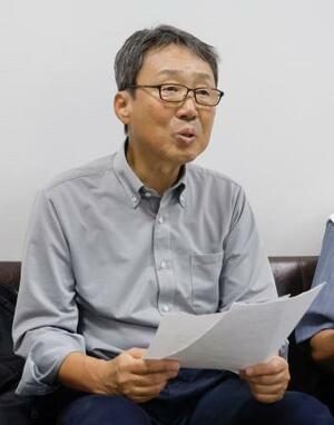 PFASに関する調査結果を発表する市民団体の久米慶典共同代表=20日午前、山口県岩国市