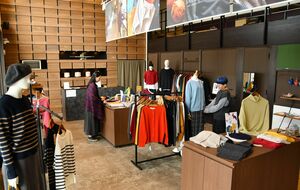 サイフクがオープンした自社商品を販売する店舗=五泉市