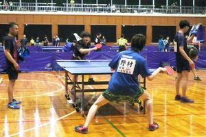 白熱した戦いを繰り広げた新潟日報杯争奪魚沼4市2郡卓球選手権大会=十日町市西本町1