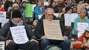 親パレスチナ団体を支持するデモに参加した人たち=4日、ロンドン(共同)