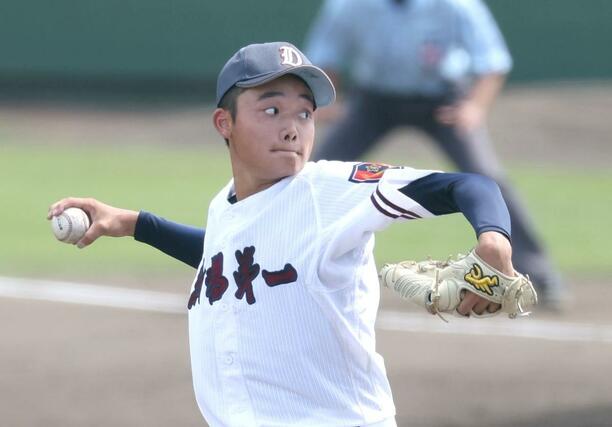 新潟第一－六日町　六回表に登板した新潟第一の鶴田遥土＝７月１９日、長岡市の悠久山球場