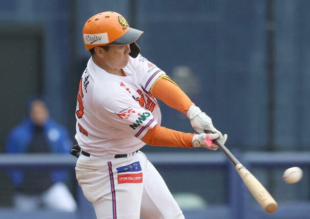 ５回裏２死満塁、８番中澤英明が逆転となる２点適時打を放つ＝エコスタ