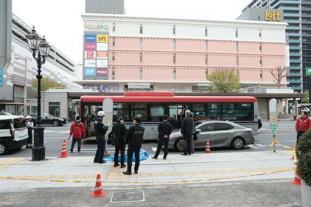 現場対応する警察ら＝１６日、新潟市中央区万代４