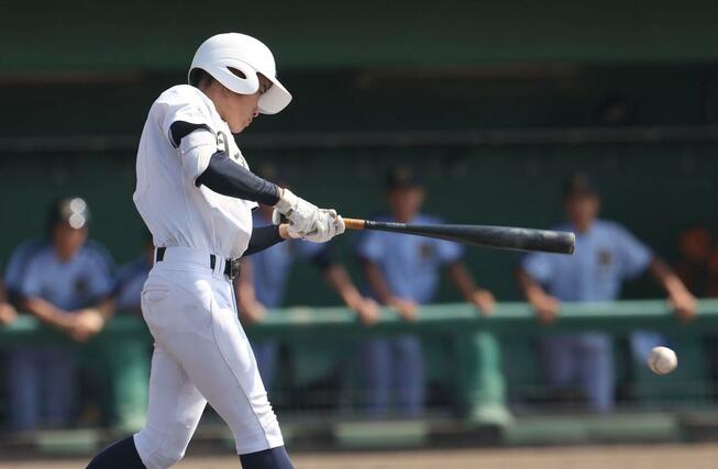 日本文理－高岡第一　日本文理６回２死一、三塁、吉田流太が適時打を放ち、５－１＝高岡西部総合公園野球場
