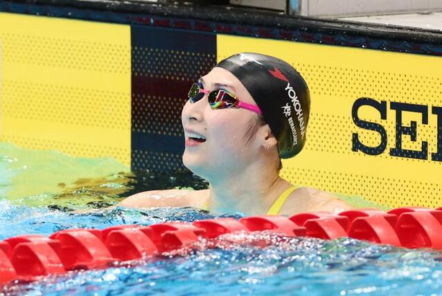 女子５０ｍ自由形決勝　ゴール後に電光掲示板を確認する池江璃花子＝東京アクアティクスセンター