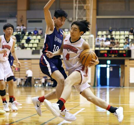 男子バスケ決勝 本丸-両津・佐渡中教校 ドライブで切り込む本丸の主将、吉田圭吾=7月13日、リージョンプラザ上越
