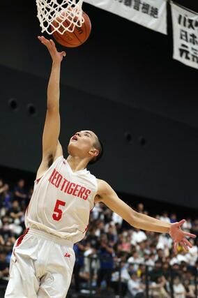 男子準々決勝　開志国際―美濃加茂　第３クオーター、開志国際の平良宗龍がシュートを決め、５３－６１＝福岡県照葉積水ハウスアリーナ