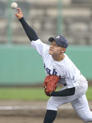 巻－村上　７回村上、２番手で登板した巻の保倉泰斗＝新発田市五十公野