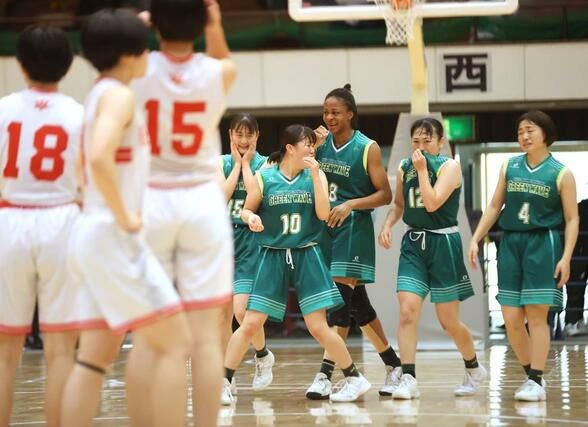 女子決勝　開志国際－新潟産大付　試合後、整列する新潟産大付の選手＝新潟市体育館