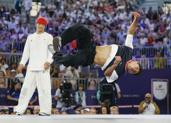 男子準決勝　技を繰り出す半井重幸＝パリ（共同）