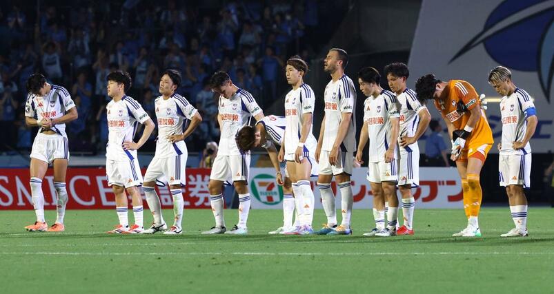 川崎－新潟　入江徹監督の初陣を白星で飾れず、肩を落とす新潟の選手たち＝Ｕ等々力