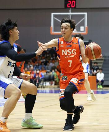 新潟-東京Z 第2クオーター、攻め上がる五十嵐圭=アオーレ長岡(長岡支社・中里一也)