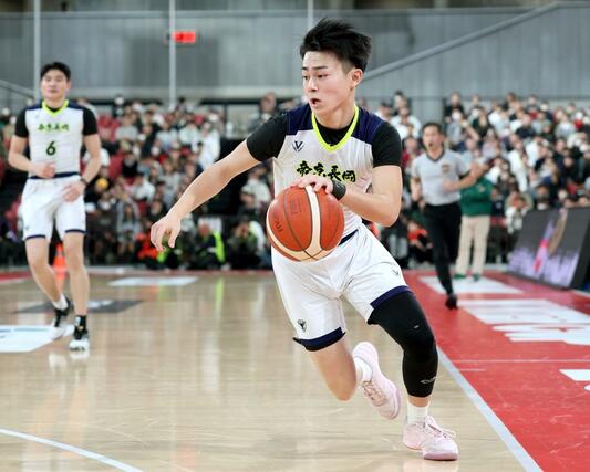 男子準々決勝　帝京長岡－福岡第一　第２クオーター、ドライブを仕掛ける帝京長岡の佐藤汰頼