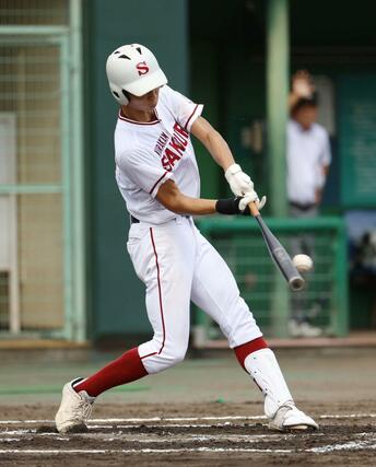 1回村上桜ケ丘1死二・三塁、大滝奏祐が先制の2点適時打を放つ。計4安打を放ち勝利に貢献した