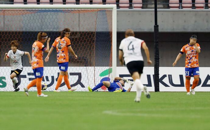 新潟Ｌ－三菱重工浦和　前半、先制を許し肩を落とす新潟Ｌの選手＝デンカビッグスワン