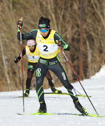 コンバインド成年男子Ｂ後半距離　２位スタートの清水亜久里（日本ビール株式会社）がスタート早々に１位選手を抜いて優勝。＝秋田県鹿角市花輪の花輪スキー場ＸＣコース、、２０２５年２月１５日