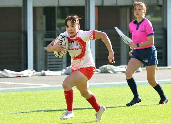 2023年に行われたパリ五輪アジア予選のカザフスタン戦でトライを決める原わか花選手=2023年11月18日、大阪市のヨドコウ桜スタジアム