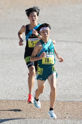 １区終盤、中越の丸山展（右）が日本文理の佐藤大翔の前に出る＝新潟市中央区