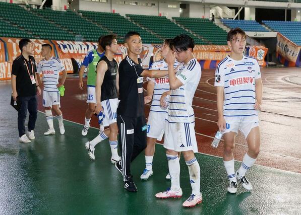 新潟ー長崎　試合後、サポーターの声に反応した選手をなだめる新潟の松橋力蔵監督＝トラスタ