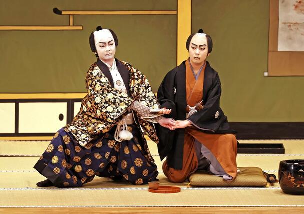 女子小中学生５人が演じた子ども歌舞伎「忠臣蔵　大石東下り」。稽古の成果を発揮し、舞台で生き生きと演技した