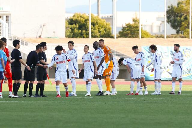 讃岐に３－０で勝利した新潟＝２２日、香川県丸亀市の四国化成ＭＥＧＬＩＯスタジアム