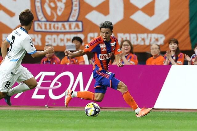 新潟－川崎　前半、移籍後初先発のＭＦ小原基樹が攻め手をうかがう＝ビッグスワン