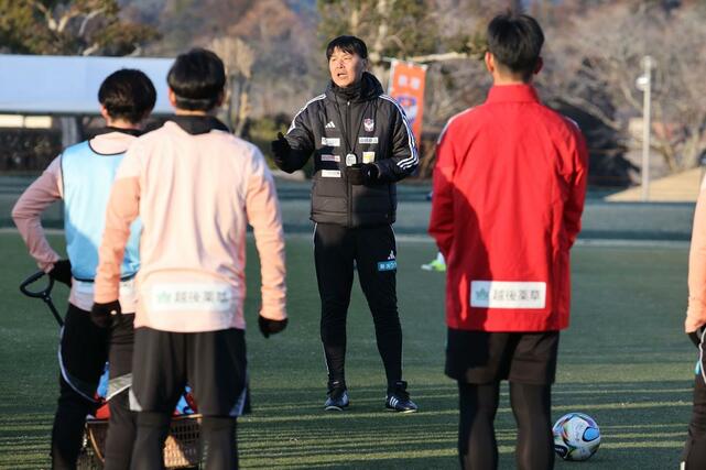 選手に語りかける船越優蔵監督＝宮崎県都城市