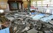 東日本大震災で被災した野蒜小の体育館＝２０１１年４月
