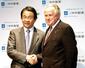 握手する中外製薬の永山治社長(左)とロシュのフランツ・フーマー会長(いずれも肩書は当時)=2002年