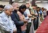 　モスクで祈りをささげる人々＝４月、米ミシガン州（共同）