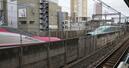 連結が外れ、JR西日暮里駅付近に停車した東北新幹線(奥)と秋田新幹線の車両=3月6日午後0時57分、東京都荒川区