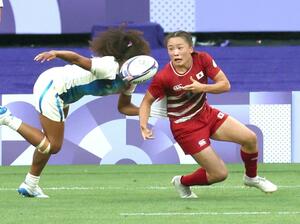 7人制ラグビー女子 日本-フランス 後半、パスを出す原わか花(東京山九フェニックス・新潟市秋葉区出身)=パリ郊外サンドニ