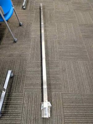 壁から外れた排水用の設備(東京メトロ提供)