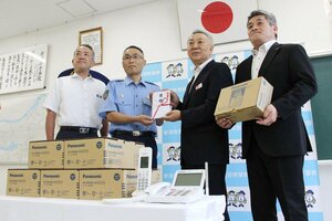 北越ケーズなどが県警に贈った防犯機能付き電話機の寄贈式=新潟署