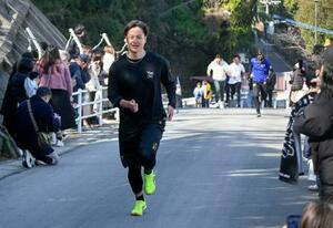 　自主トレで坂道を走る阪神・大竹＝長崎市