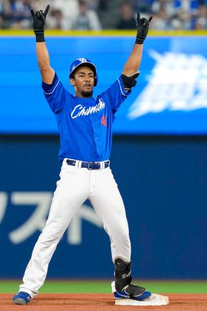 11回、勝ち越しの3点二塁打を放ちポーズをとる中日の代打ブライト=横浜