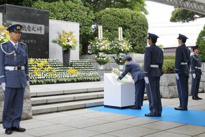 遺族や警察関係者らが、殉職者と殉難者の冥福を祈った慰霊祭=5月24日、新潟市西区