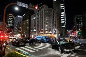 東京・赤坂で複数台の車両が絡む事故があった現場=22日午後8時4分