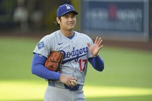 試合前、ファンの声援に応えるドジャース・大谷=20日、サンディエゴ(共同)