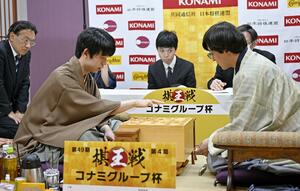 将棋の第49期棋王戦コナミグループ杯第4局で、対局を振り返る藤井聡太棋王(左)と伊藤匠七段=3月17日午後、栃木県日光市