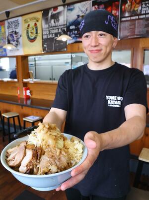 夢を語れ長岡のラーメンの「全マシのチーズトッピング」=長岡市左近3