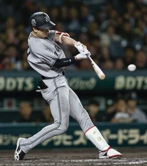 　９回巨人２死二塁、松本が左前に勝ち越し打を放つ＝甲子園