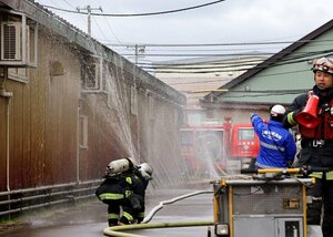上越南消防署と有沢製作所が合同で行った消防訓練=上越市南本町