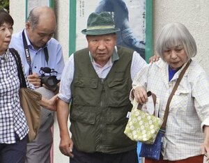 支援者らと日課の散歩に出かける袴田巌さん(右から2人目)。再審無罪とした静岡地裁判決に対し、検察が控訴断念を発表した=10月8日、浜松市